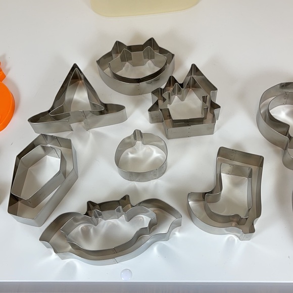 21 Cookie Cutters with a Tupperware 17 cup Storage Box - Picture 3 of 7